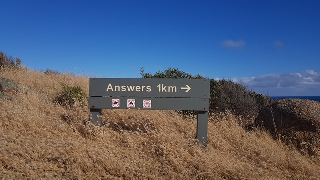 Panneau affichant "answers" à 1 kilomètre
